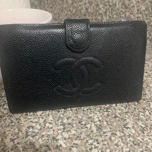 CHANEL black caviar leather CC logo wallet